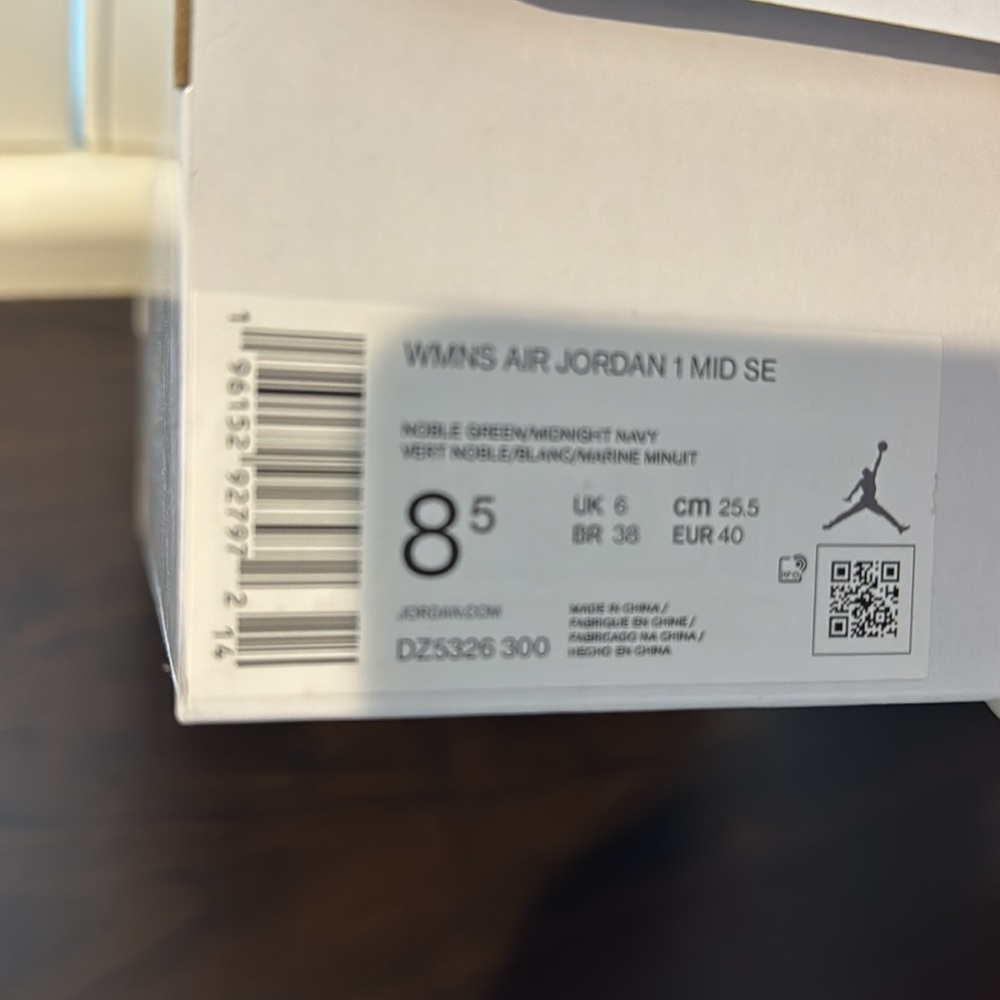 Womens NIKE JORDAN - Picture 7 of 7